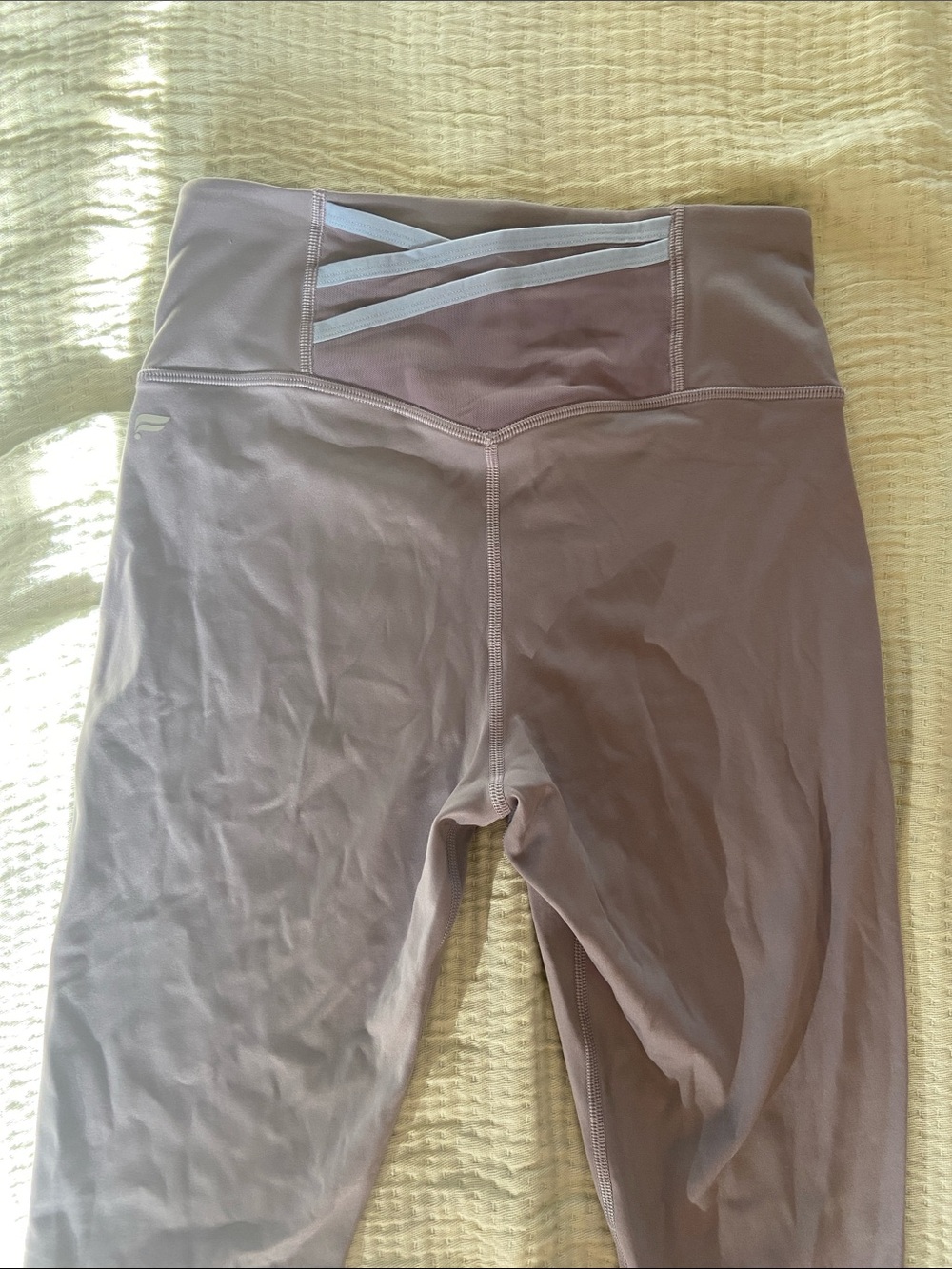 Smokey-violet High-Waist Leggings with Crisscross rear pocket